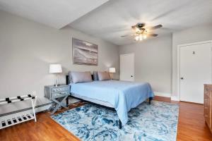 Ένα ή περισσότερα κρεβάτια σε δωμάτιο στο Tufts 3-Bed 2-Office Home with Laundry
