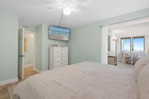 Ένα ή περισσότερα κρεβάτια σε δωμάτιο στο Smyrna Beach Club 609A +41 φωτογραφίες