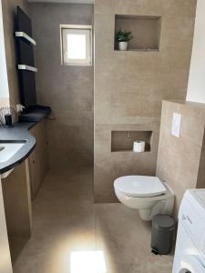 a bathroom with a toilet and a sink at Ferienhaus Friedrich 22 in Kolkwitz