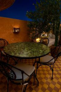 En terrasse eller udendørsområde på Vibrant Medina Loft and Roof Top