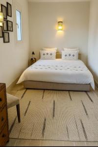 En eller flere senge i et værelse på Vibrant Medina Loft and Roof Top