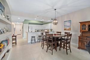 Bottle IslandにあるDog Friendly 3br Condo Walk To Beach & Poolのテーブルと椅子のあるキッチンとダイニングルーム