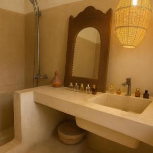 Et badeværelse på Vibrant Medina Loft and Roof Top + 11 billeder