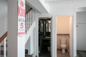 a bathroom with a toilet and a sign on a wall at Charmante maison à Pleubian in Pleubian +13 photos