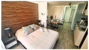 een woonkamer met een bank en een houten muur bij Santiago Estudio Moderno Movistar Arena/Metro Toesca in Santiago +37 foto's