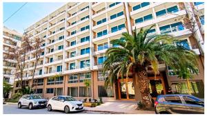 Twee auto's geparkeerd voor een groot gebouw. bij Santiago Estudio Moderno Movistar Arena/Metro Toesca in Santiago