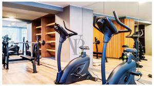 een sportschool met loopbanden en crosstrainers bij Santiago Estudio Moderno Movistar Arena/Metro Toesca in Santiago