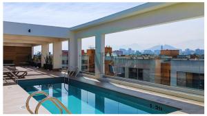 een balkon met een zwembad bovenop een gebouw bij Santiago Estudio Moderno Movistar Arena/Metro Toesca in Santiago
