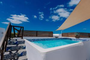 - une piscine sur un balcon avec un ciel bleu dans l'établissement Best Riviera Maya Penthouses&Apartments, à Playa del Carmen
