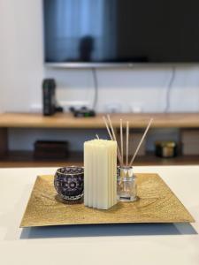 Una vela y un cuenco sobre una mesa en Apartman Radmanović, en Banja Luka
