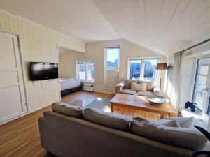 una sala de estar con un sofá y una mesa en Arthur Brygga Nyksund, en Nyksund