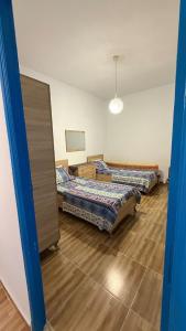 a room with two beds in a room at Fairly new one bedroom guest house in Ariana
