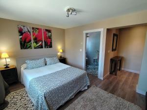 ein Schlafzimmer mit einem Bett und einem Gemälde an der Wand in der Unterkunft La Casa del Corro in Villanueva de San Mancio + 42 Fotos