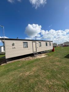a mobile home is parked in a yard at Singh&Leite Family caravan for 6 people in Saint Osyth