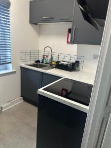 Dapur atau dapur kecil di Spacious 5-BD Flat | Sleeps 10 | Parking & WiFi