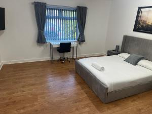 Katil atau katil-katil dalam bilik di Spacious 5-BD Flat | Sleeps 10 | Parking & WiFi