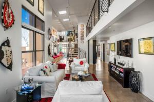 Et opholdsområde på The Loft at Marquez Place