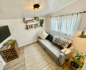 Χώρος καθιστικού στο Pet Friendly Suite with Fenced Garden, HotTub, Sauna