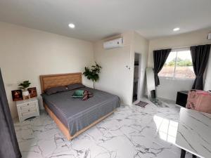 a bedroom with a bed in a room at บ้านเขากอดโฮมสเตย์ ปากช่อง in Ban Khlong Yang