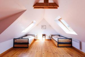 2 camas num quarto no sótão com clarabóias em Charmante maison au cœur d'Hengoat em Hengoat