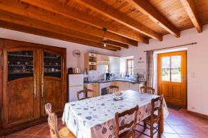 uma cozinha com uma mesa e cadeiras e uma cozinha com uma mesa e uma mesa em Charmante maison au cœur d'Hengoat em Hengoat
