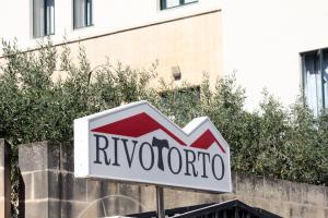 En logo, et sertifikat eller et firmaskilt på Rivotorto Retreat House