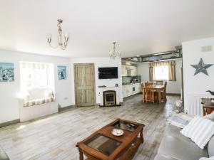 a living room with a couch and a table at Squirrels Dray in Saint Goran