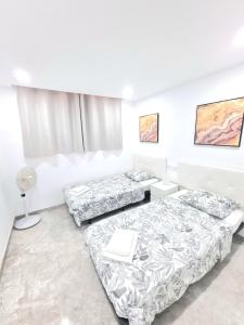 Giường trong phòng chung tại Two-Bedroom ,central,wifi,sea view +29 ảnh