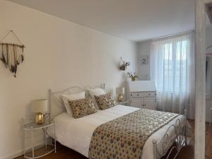 Ένα ή περισσότερα κρεβάτια σε δωμάτιο στο L'Odyssée de Mélyna entre Beaujolais & Bourgogne +38 φωτογραφίες