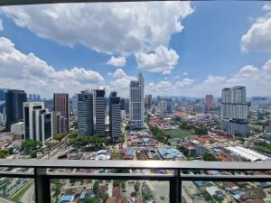 vista su uno skyline della città con edifici alti di Cozy Family Suite 5pax KLCC by SS HOME a Kuala Lumpur