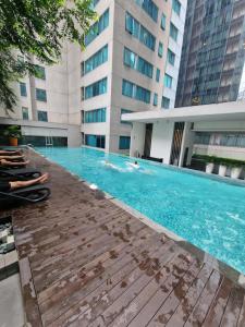 una piscina in un edificio con persone di Cozy Family Suite 5pax KLCC by SS HOME a Kuala Lumpur
