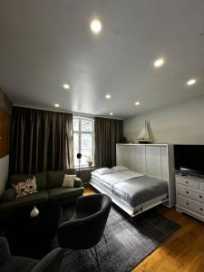 un dormitorio con una cama y un sofá en Luxury Apartment in the center, en Mikkeli
