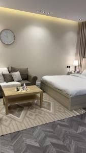 Ένα ή περισσότερα κρεβάτια σε δωμάτιο στο شقة استديو في حي الوزارات