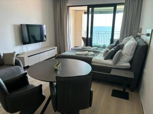 una sala de estar con un sofá y una mesa en Baltic Infinity Sea&Beach Międzyzdroje, en Międzyzdroje 16 fotos más