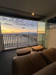 Una sala de estar con un sofá y vista al mar. en Baltic Infinity Sea&Beach Międzyzdroje, en Międzyzdroje