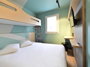 a bedroom with a bed and a bunk bed at ibis budget Forbach Centre in Forbach +52 photos