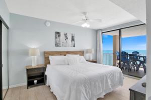 Giường trong phòng chung tại NEW VIEWS Beachfront Balcony, Spacious, Pool, Washer Dryer +69 ảnh