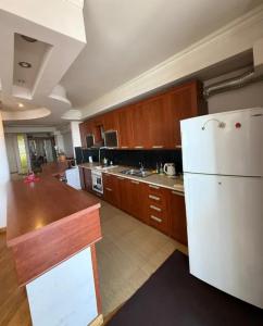 Η κουζίνα ή μικρή κουζίνα στο Солнечная квартира