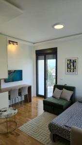 un soggiorno con divano e scrivania di LIMONCELLO Apartment a Bar
