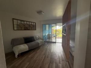 En eller flere senge i et værelse på Ti Kolibri