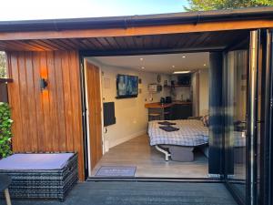 Μια τηλεόραση ή/και κέντρο ψυχαγωγίας στο The Chill Garden Room