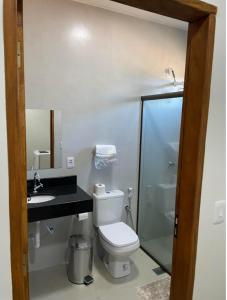 une salle de bain avec toilettes, lavabo et douche dans l'établissement Camping Rio Formoso, à Bonito 19 autres photos