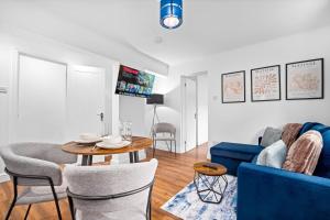 Μια τηλεόραση ή/και κέντρο ψυχαγωγίας στο Comfortable 1 Bed Apt, Sleeps 4, Parking, Great for Contractors, Families and Leisure Stays, West Midlands, near Birmingham, Edenwood Residence