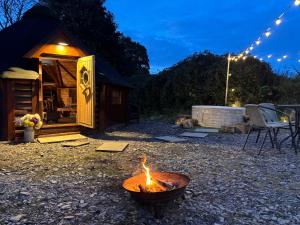 Foto sihtkohas Dwyran asuva majutusasutuse Hobbit Haven Hot Tub and Countryside Bliss galeriist +4 fotot