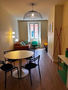 un soggiorno con tavolo, sedie e divano di Le Color - renovated - modern - city center a La Roche-sur-Foron