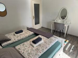 Postel nebo postele na pokoji v ubytování FeWo Elbo46 mit Balkon, Waschmaschine & Smart TV