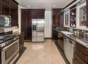 Una cocina grande con refrigerador de acero inoxidable. en Prime Spanish Villa in West Hollywood, en Los Ángeles