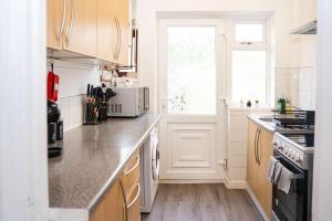 Kuchyň nebo kuchyňský kout v ubytování Bright 3-Bedroom Home Near Coventry Station, Sleeps 7