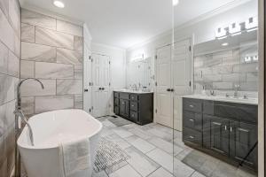 Ένα μπάνιο στο Enjoy This Roomy Cabin Style 5BR With A Pool Table +31 φωτογραφίες