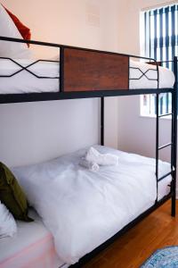 Postel nebo postele na pokoji v ubytování Bright 3-Bedroom Home Near Coventry Station, Sleeps 7